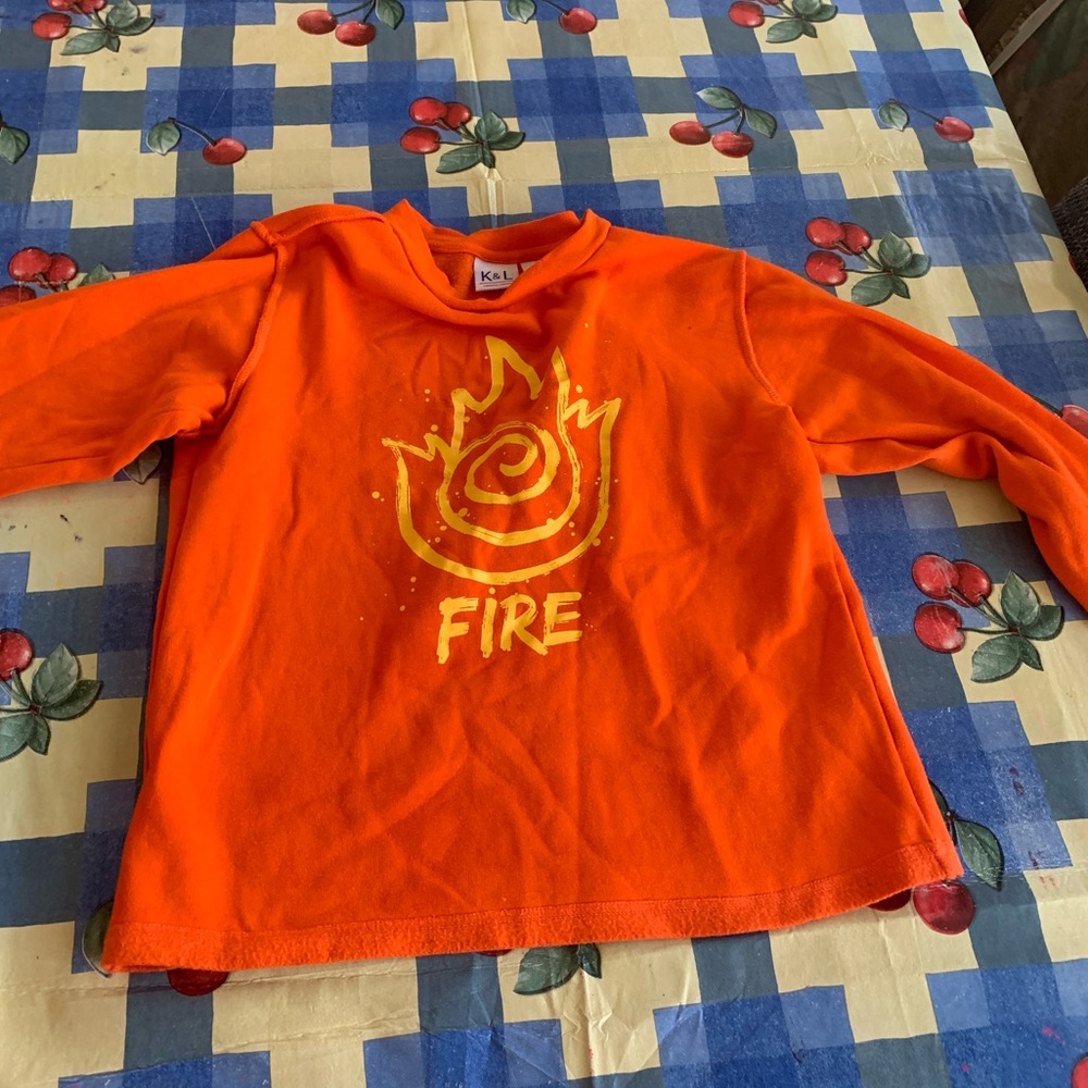 A reddish orange sweater - Picture 3 of 3